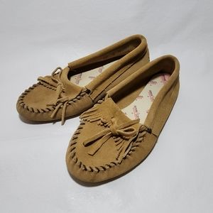 women size 8  Minnetonka moccasins excellent condition tan